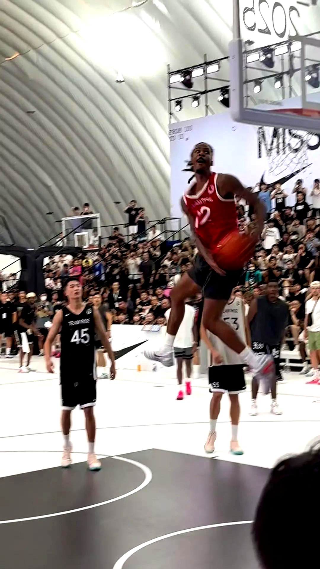 开云体育在线-青岛队碾压篮网，莫兰特点燃赛场