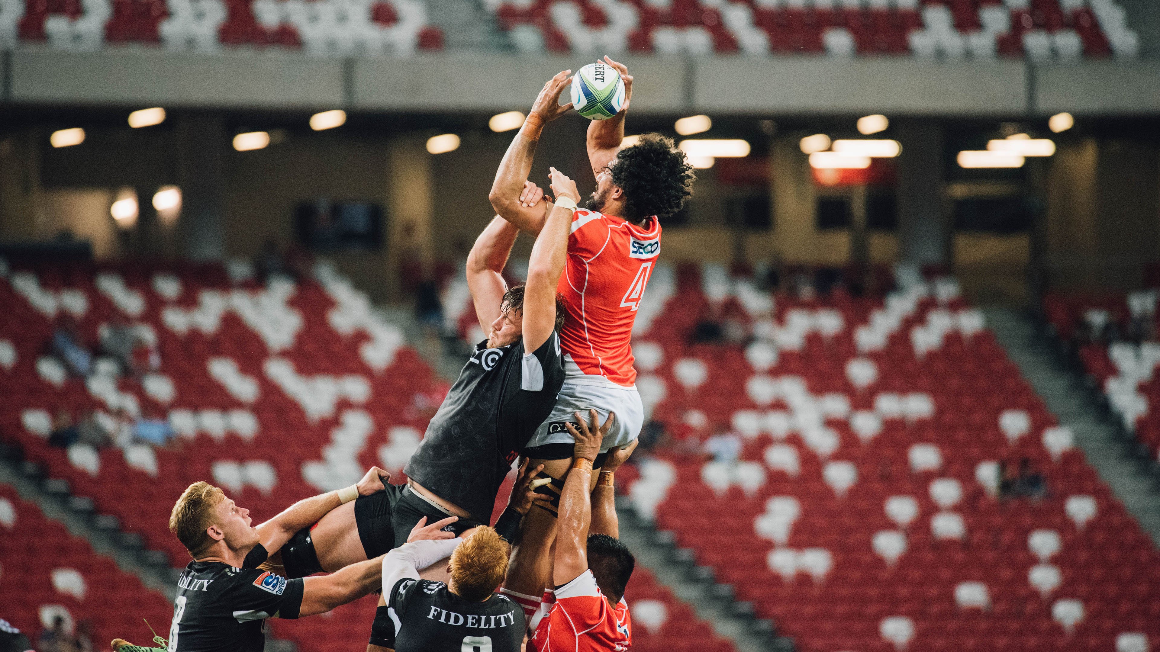 坎特里程碑之夜，新西兰的橄榄球智慧如何击败那不勒斯的足球哲学？